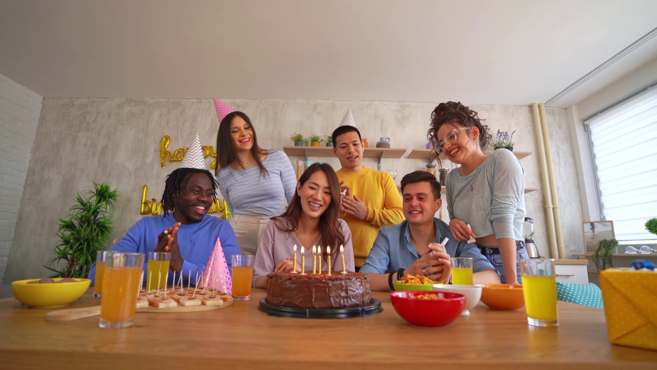 吹生日蜡烛的女人视频素材