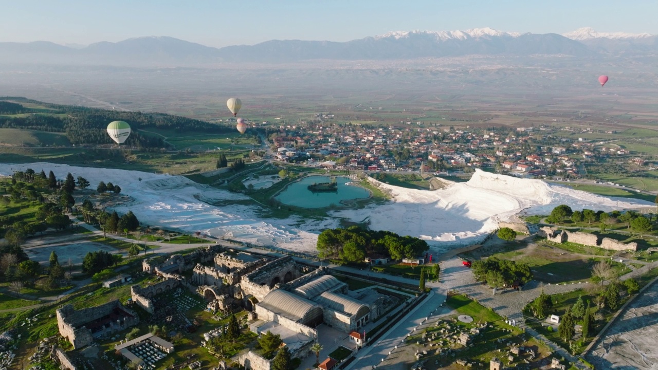 俯瞰Pamukkale - Hierapolis 4K无人机镜头在日出视频素材