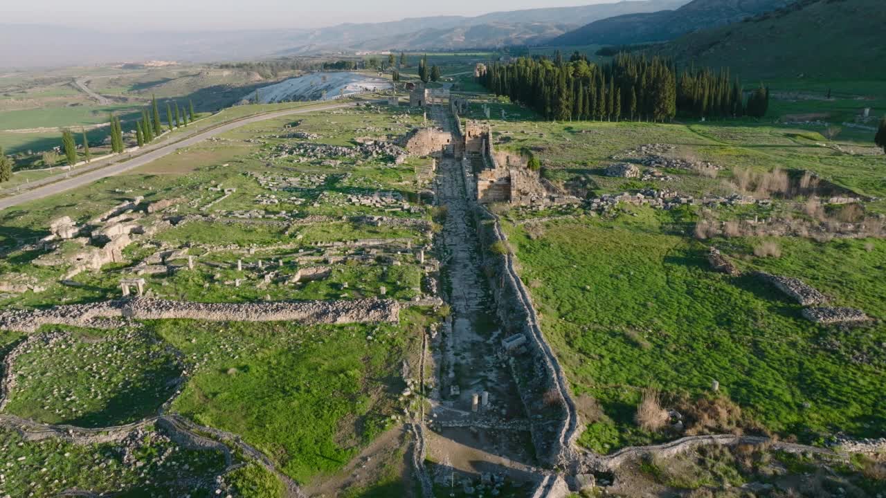 日出时，古代希拉波利斯的Frontinus门，主要街道和北拜占庭门视频素材