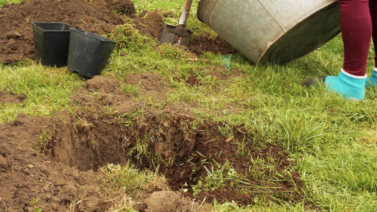 农民给土地施肥种植绿色植物视频素材