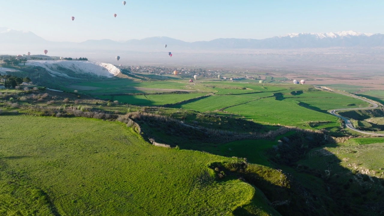 俯瞰Pamukkale - Hierapolis 4K无人机镜头在日出视频素材