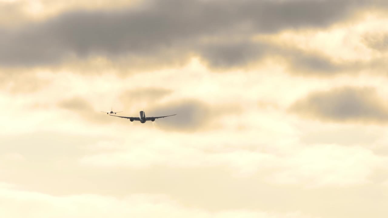 两架飞机在夕阳的天空视频素材