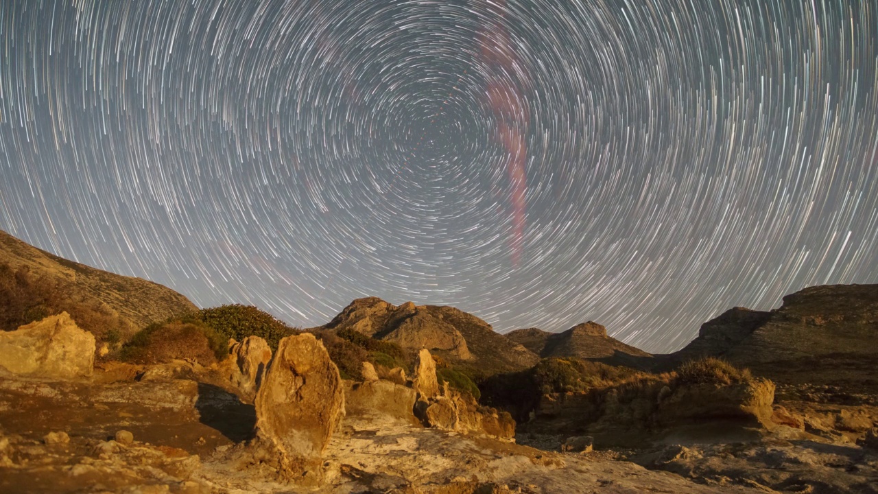 希腊伯罗奔尼撒半岛，以北极星为中心的移动恒星在石林地质公园Agios Nikolaos上形成了一圈恒星轨迹视频素材