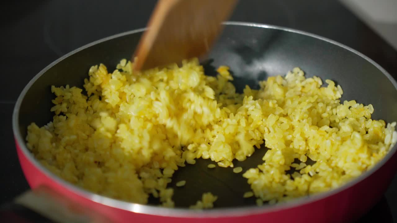 烹饪米饭时加入咖喱香料，选择性重点。烹饪视频素材