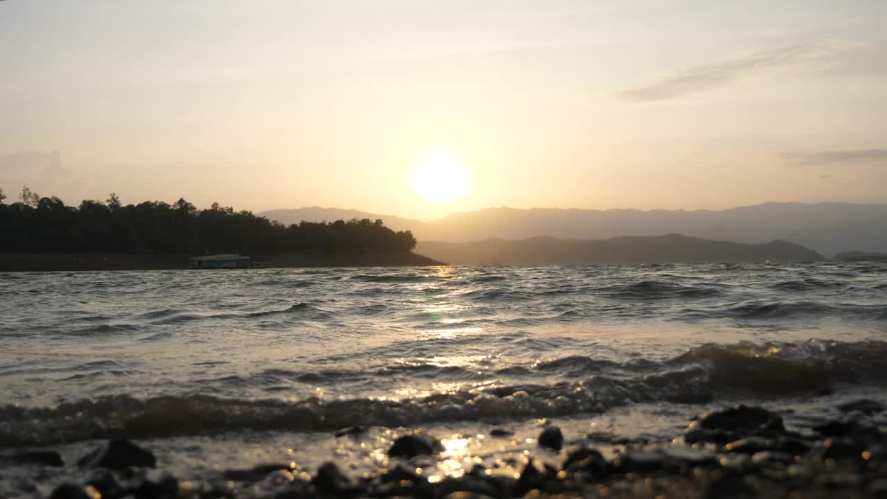 日落时的波浪和湖泊视频素材