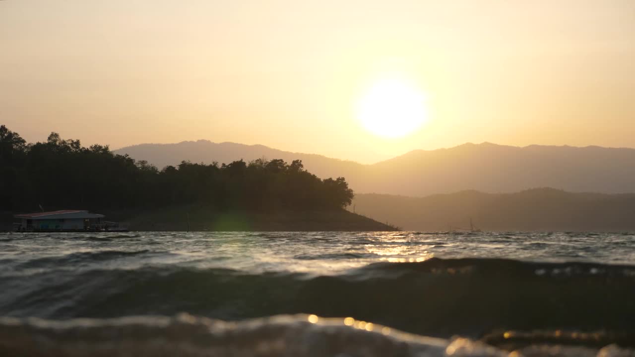 日落时的波浪和湖泊视频素材