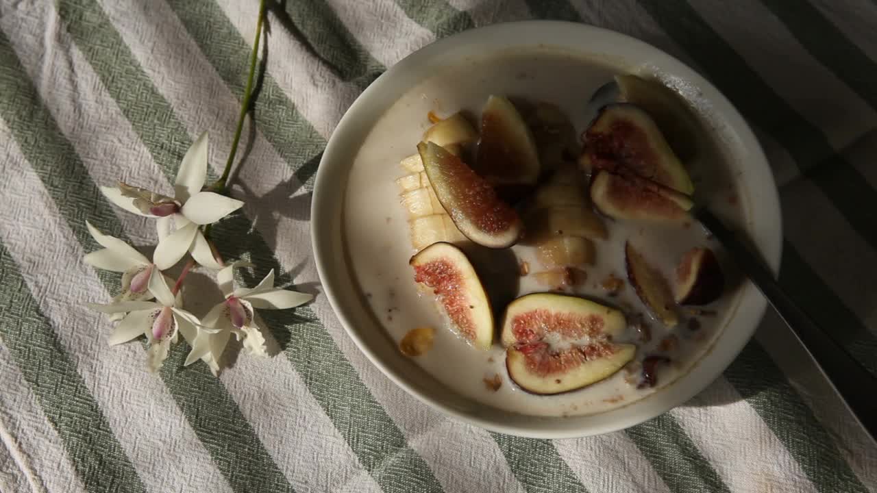 在豆浆中加入香蕉和无花果的谷物是很好的早餐，也是健康的饮食背景视频素材