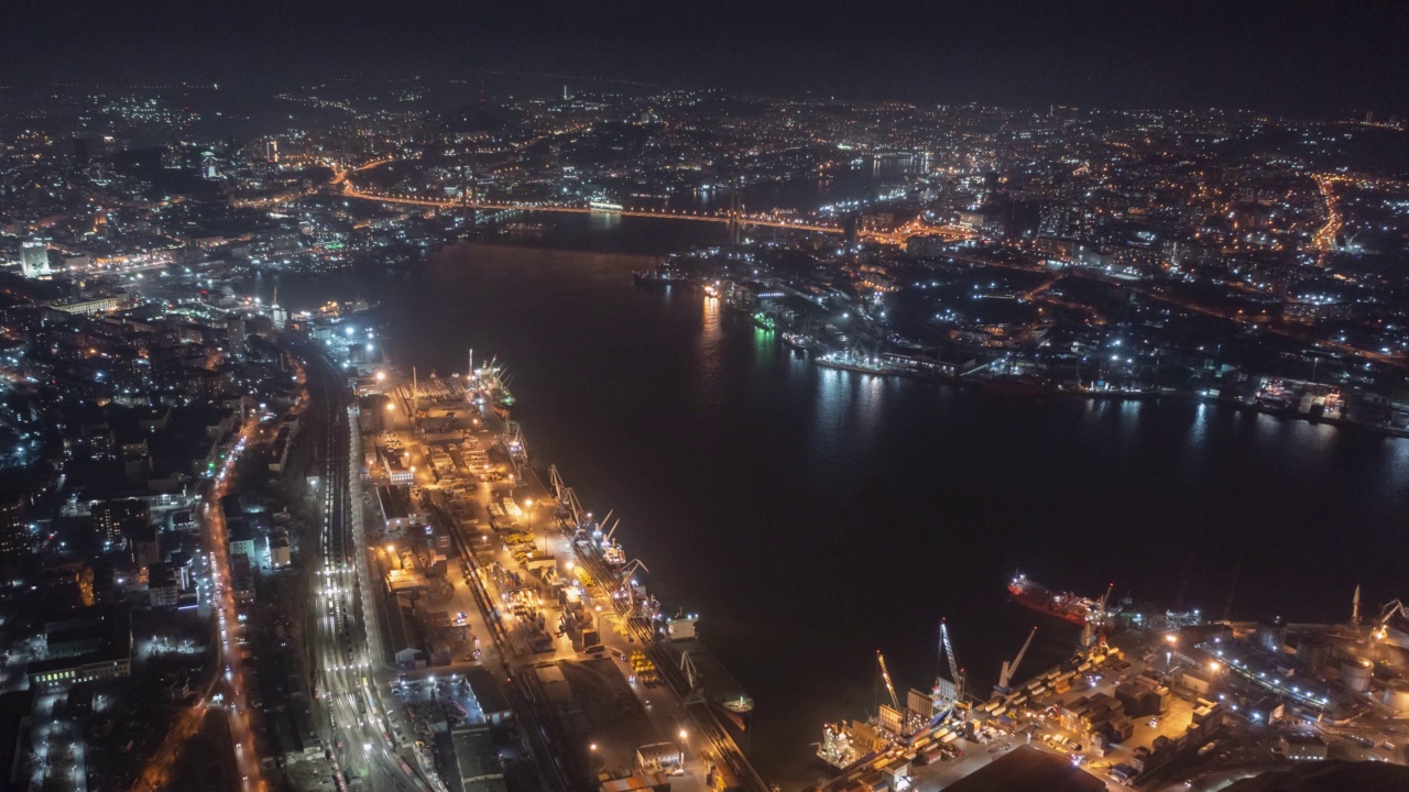 城市在夜晚的灯光从上面。视频素材