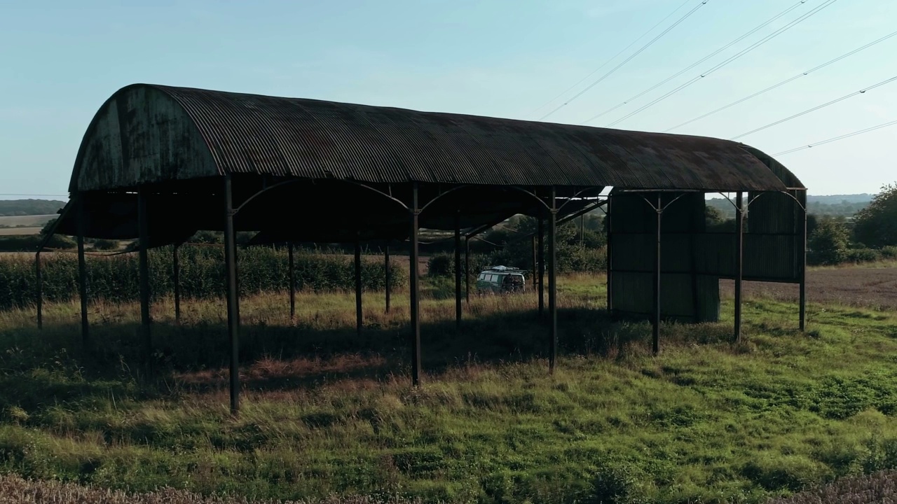 飞越旧的废弃建筑建筑在干燥的领域股票视频视频素材