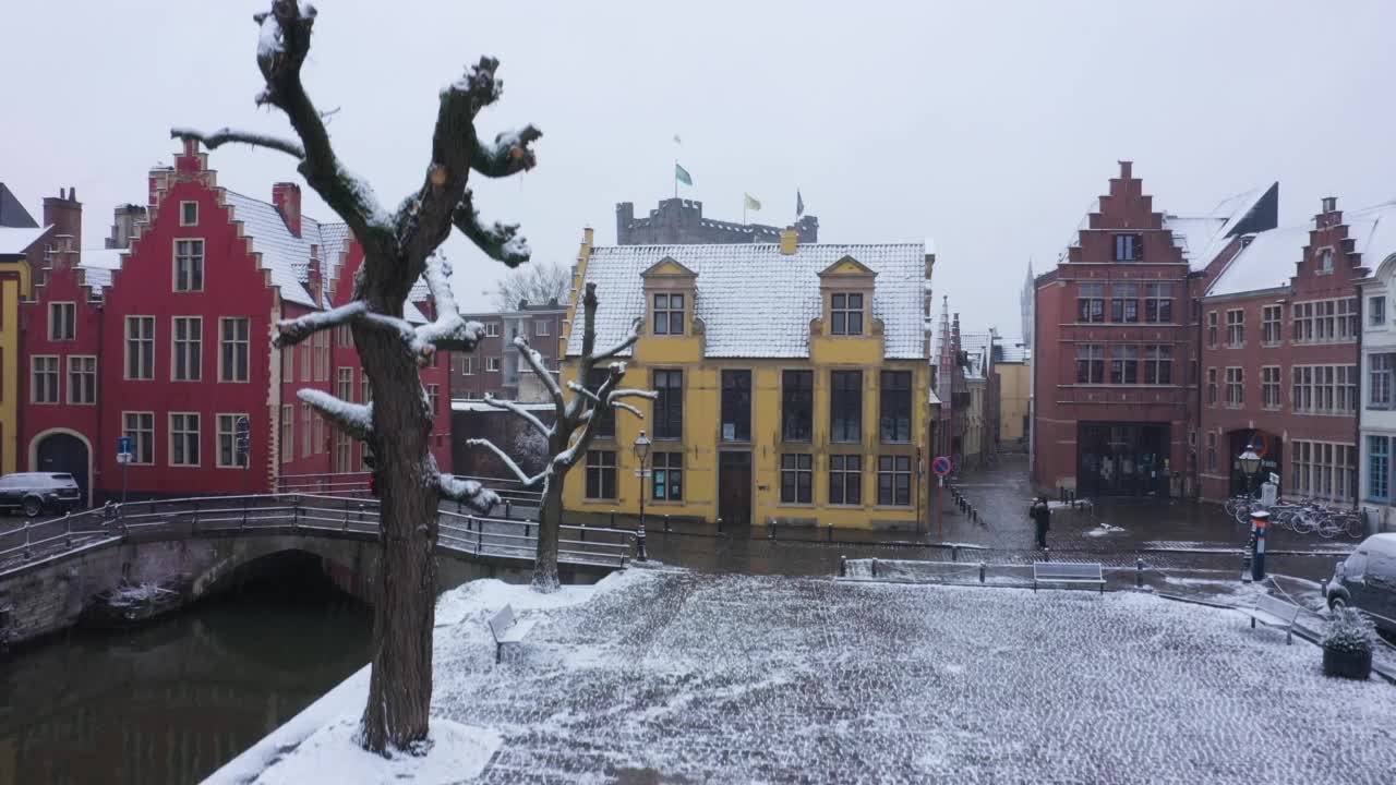 根特和冬天的雪的鸟瞰图，比利时。视频素材