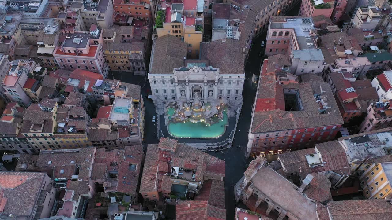 鸟瞰图特莱维喷泉(Fontana di Trevi)在罗马市中心，意大利。视频素材