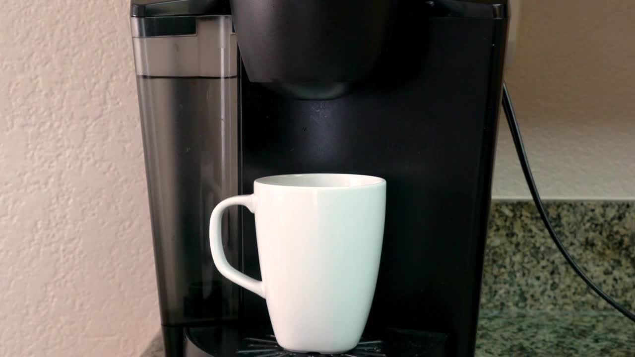 用Keurig单杯咖啡机冲泡k杯咖啡视频素材