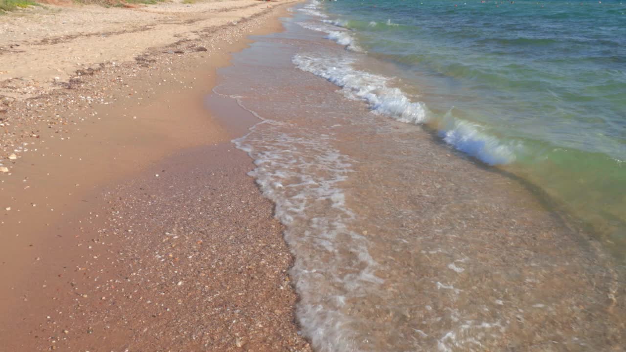 地中海的海水在海滩的海岸上翻滚。希腊。视频素材