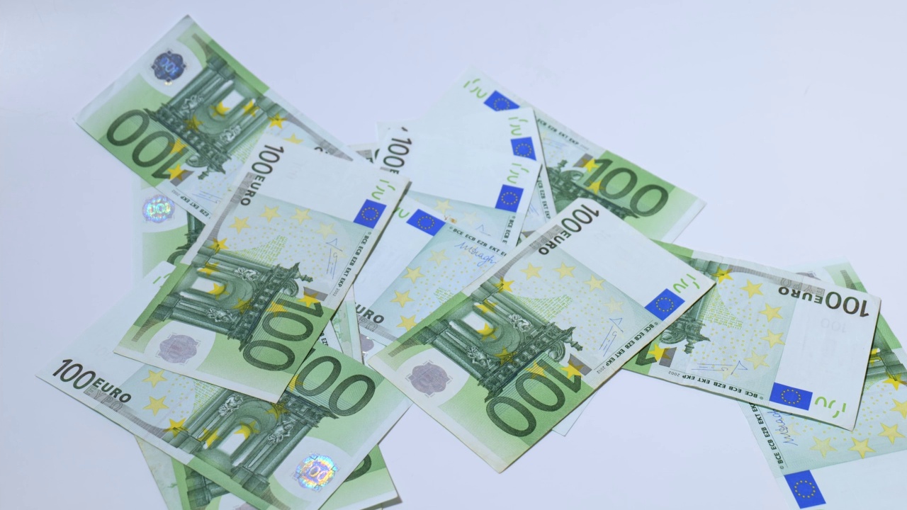 100欧元纸币。100欧元动态特写镜头。金融视频素材