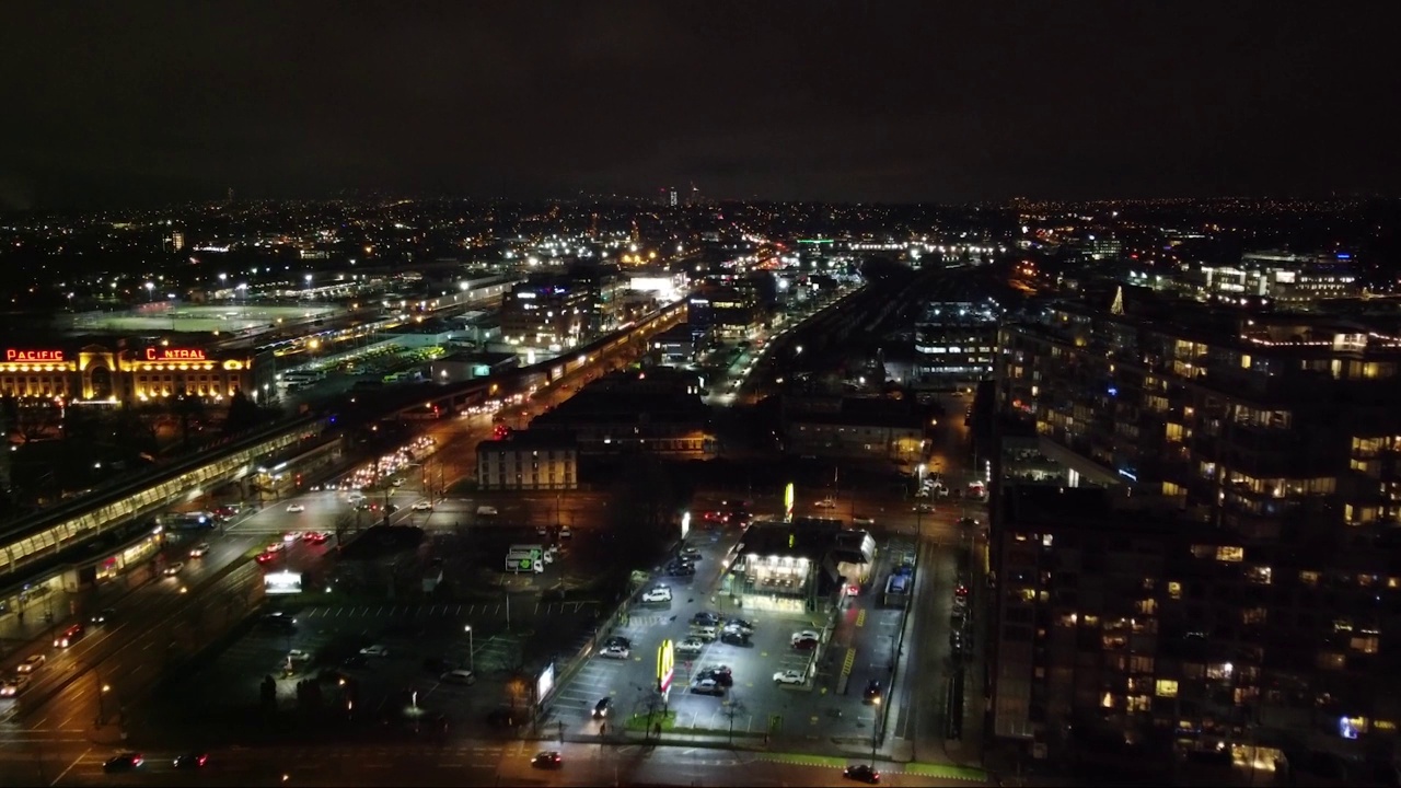 飞越夜间高速公路和环绕建筑物视频素材