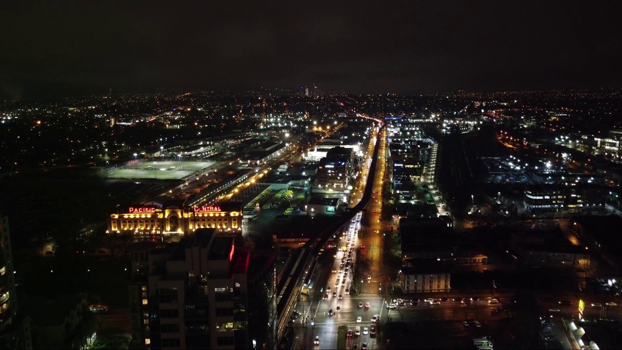 高速公路和附近火车站的夜景视频素材