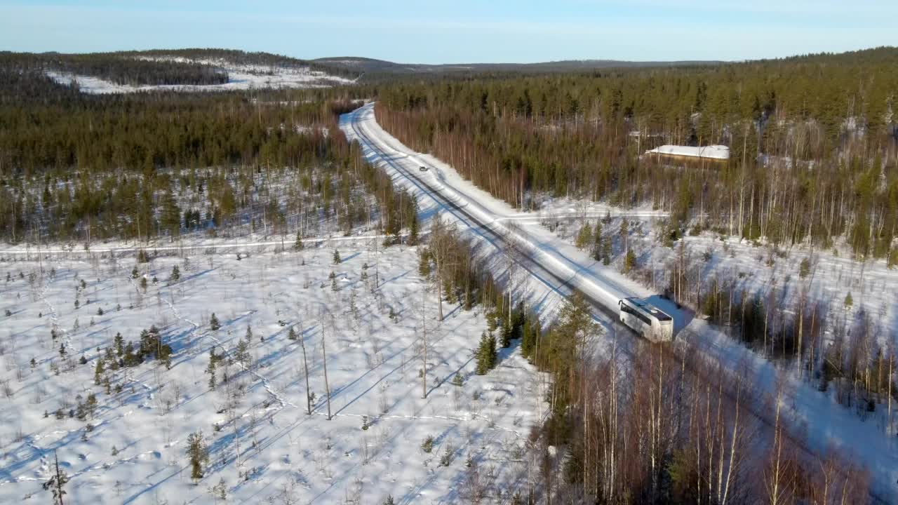 汽车驾驶在森林道路的鸟瞰图，Overtornea，瑞典。视频素材