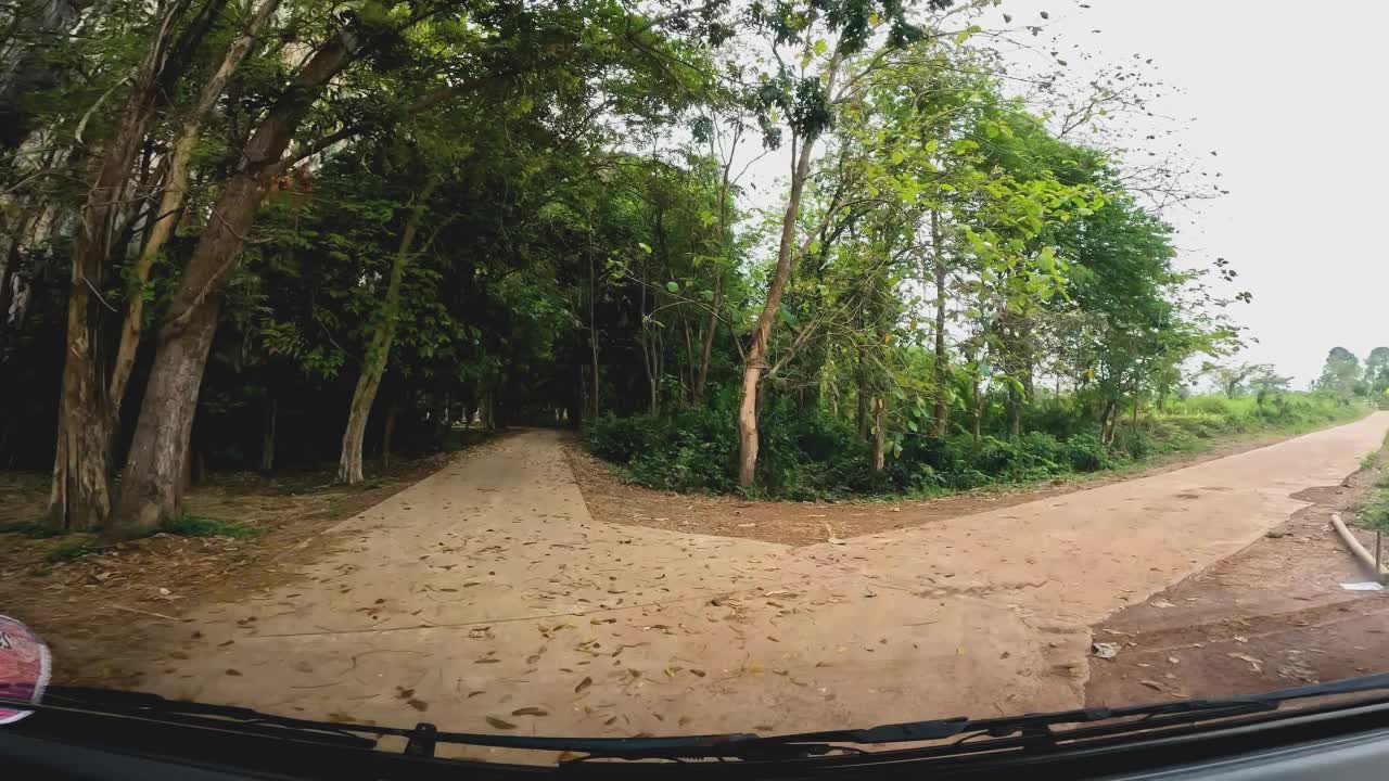 POV驾驶旅行在公路公路森林在农村山区北部，泰国清迈。视频素材