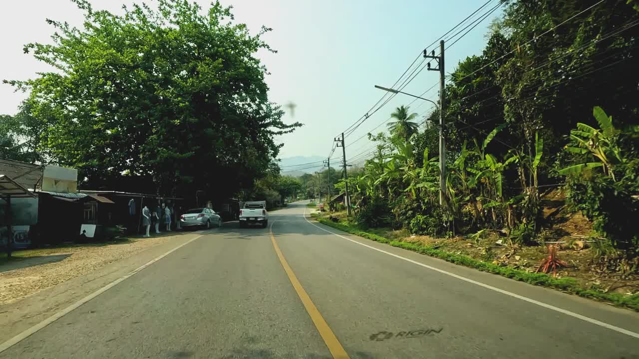 POV驾驶旅行在公路公路森林在农村山区北部，泰国清迈。视频素材