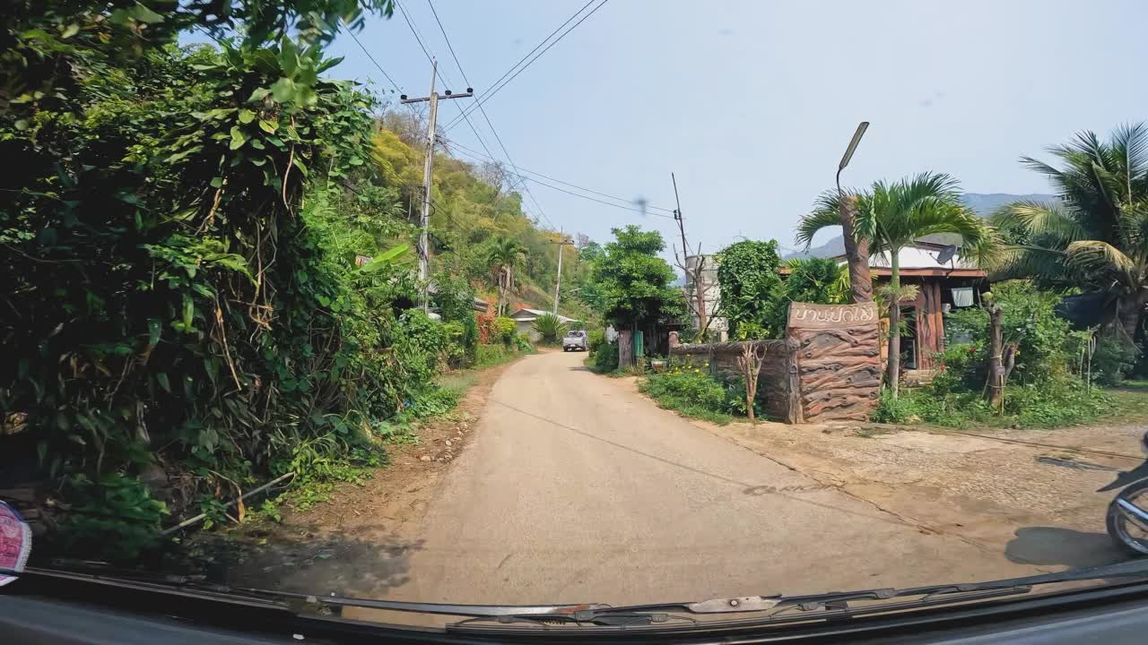 POV驾驶旅行在公路公路森林在农村山区北部，泰国清迈。视频素材