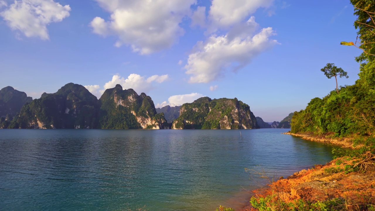 泰国热带山峰美丽的群岛岛屿泰国风景秀丽的山在湖上的考索国家公园令人惊叹的自然景观视频素材