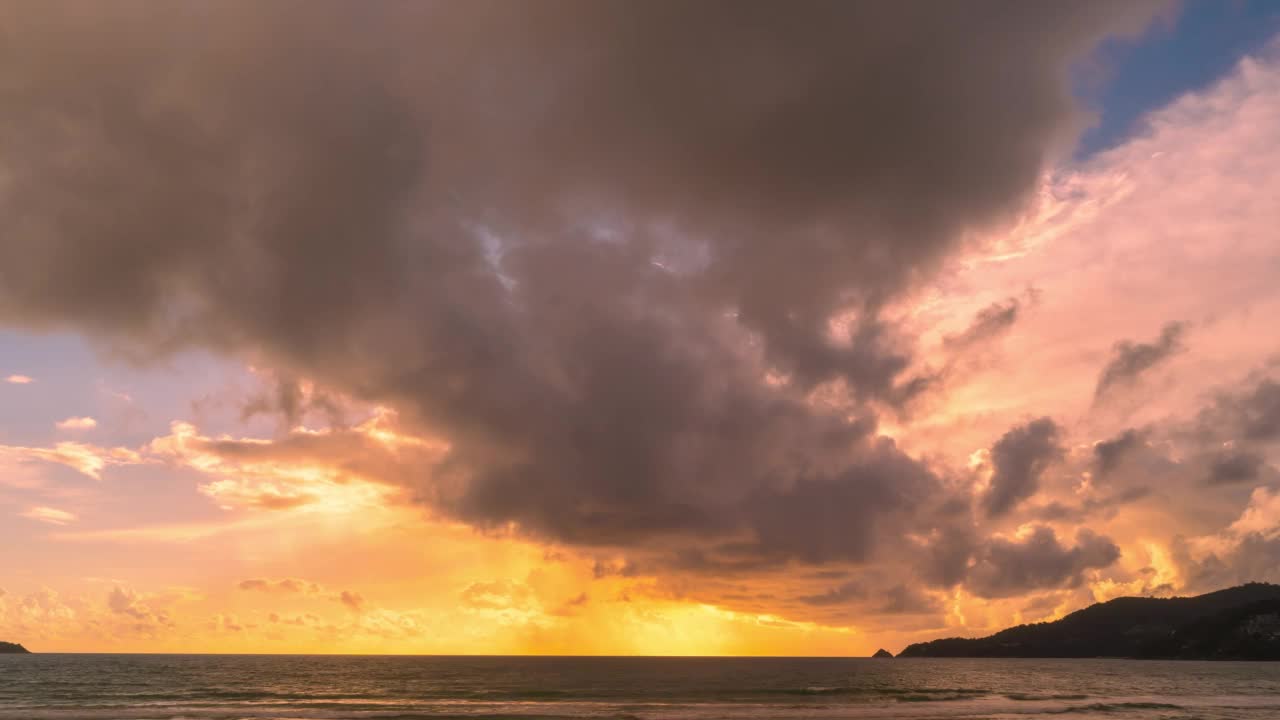 惊人的戏剧性的日落天空时间推移视频。五彩浪漫的天空日落场景与移动的云背景。时间在自然和旅行概念中从白天到黑夜流逝。视频素材