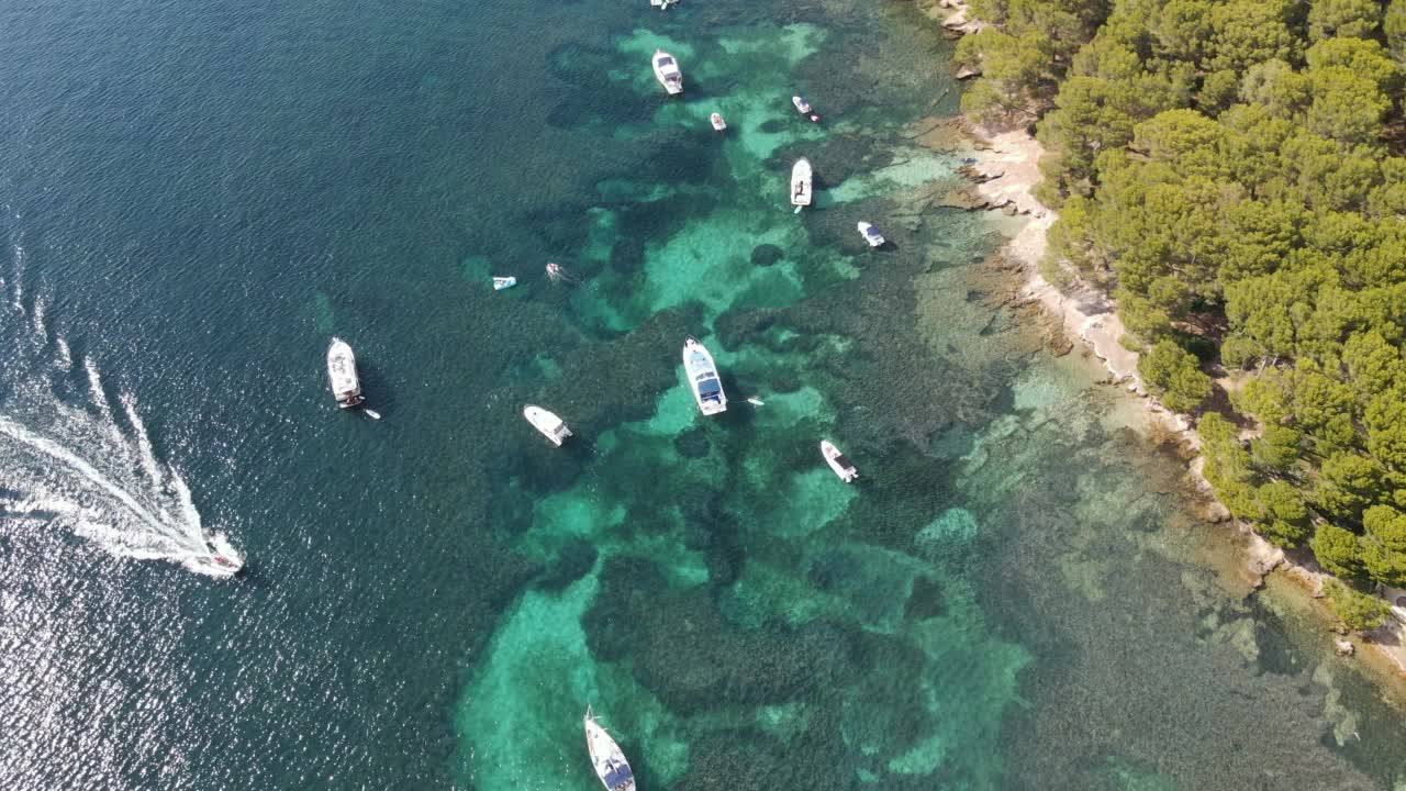 马略卡岛海岸线上船只的无人机视角视频素材