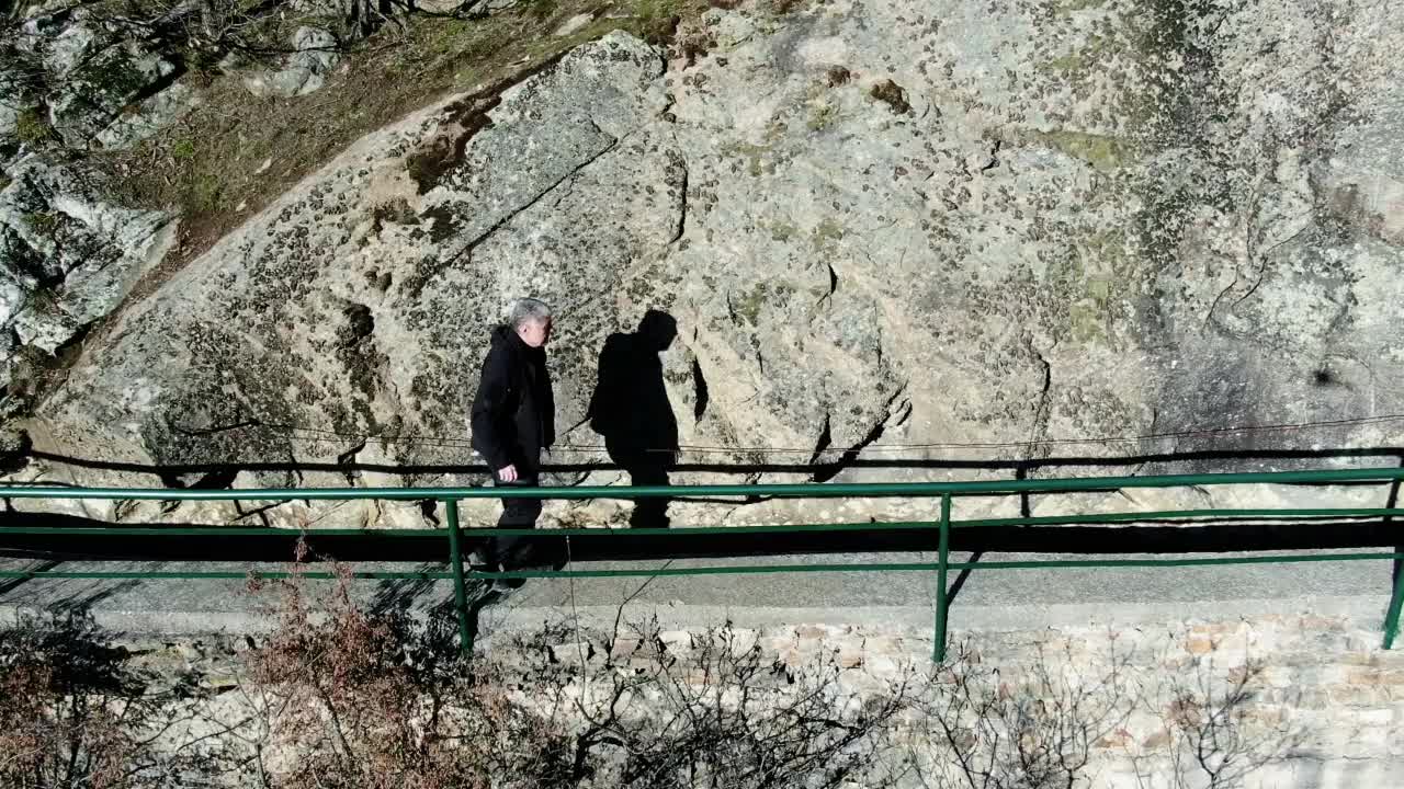 航拍的男人在不经意的徒步登山视频视频素材