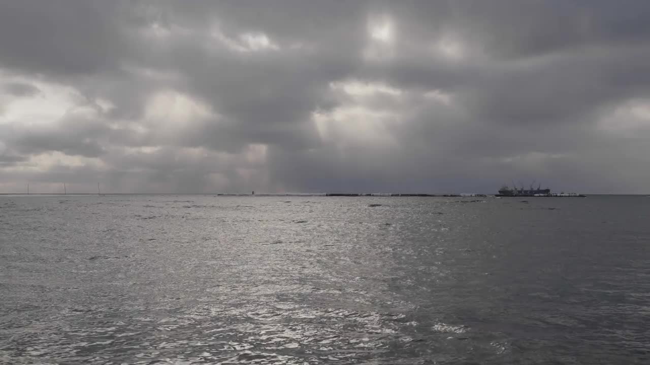 在下雨前看看大海和天空。黑暗的水和灰蒙蒙的天空。穆迪抑郁海景视频素材