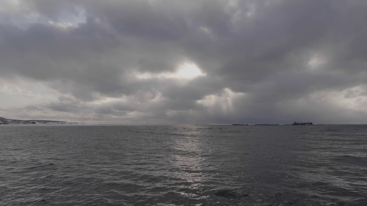 在下雨前看看大海和天空。黑暗的水和灰蒙蒙的天空。穆迪抑郁海景视频素材