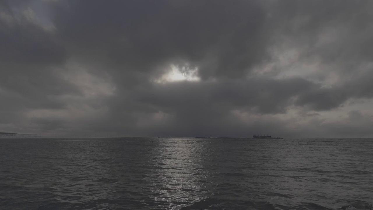 在下雨前看看大海和天空。黑暗的水和灰蒙蒙的天空。穆迪抑郁海景视频素材