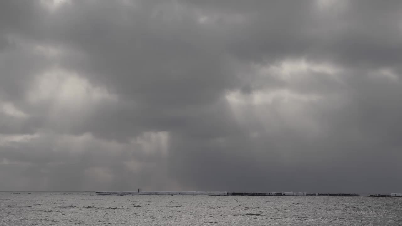 在下雨前看看大海和天空。黑暗的水和灰蒙蒙的天空。穆迪抑郁海景视频素材