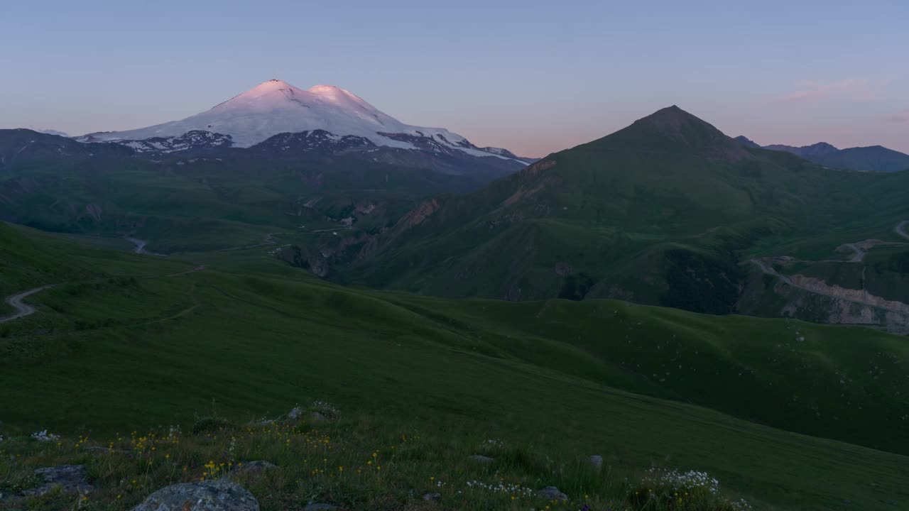 日出的高加索山脉上的厄尔布鲁士山视频素材