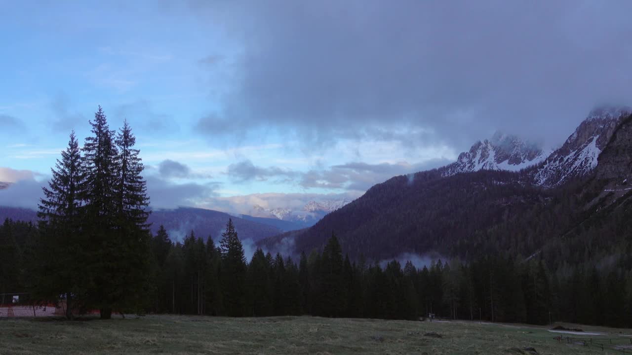 阿尔卑斯山的房子和高山视频素材