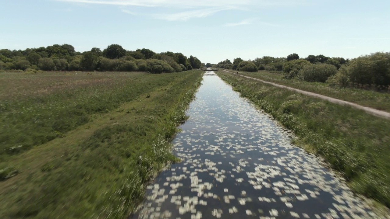 在英国沼泽自然保护区的排水沟上方架空。视频素材