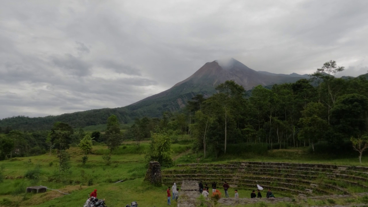 默拉皮火山的山坡非常活跃，喷出冷熔岩和热云视频素材