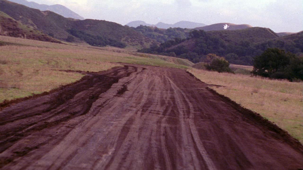 飞机从泥跑道起飞后的空中飞行。飞机不可见。山脉。山。云。视频素材