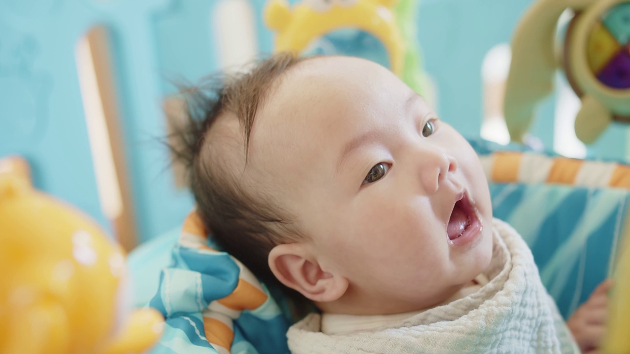 幸福的亚洲可爱的可爱的新生婴儿肖像女婴在家里对她妈妈微笑视频素材