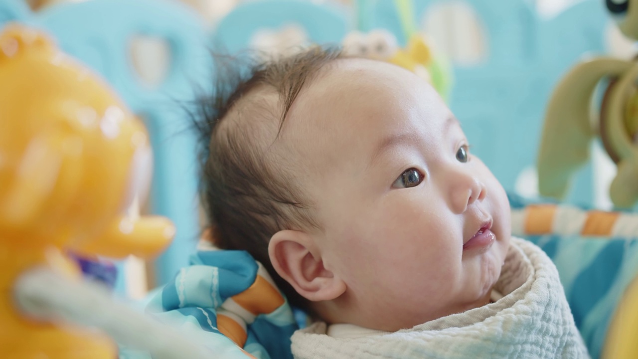 幸福的亚洲可爱的可爱的新生婴儿肖像女婴在家里对她妈妈微笑视频素材