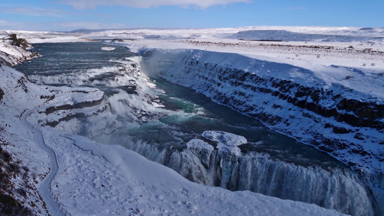 冰岛西南部的Gullfoss瀑布，是著名的黄金圈的一部分，在冬季被冰雪覆盖的岩石。视频素材