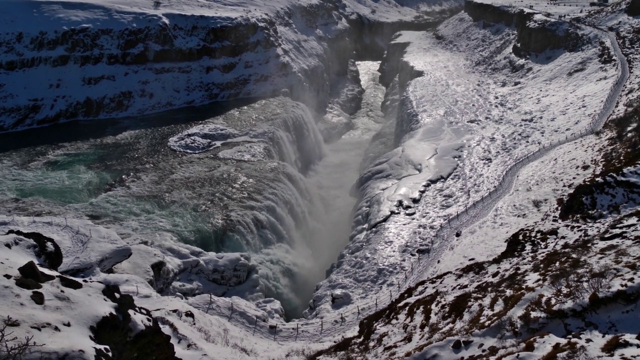 冰岛的Gullfoss瀑布是著名的黄金圈的一部分，在冬季，有Hvítá河峡谷和冰雪覆盖的岩石，这是极好的鸟瞰图。视频素材