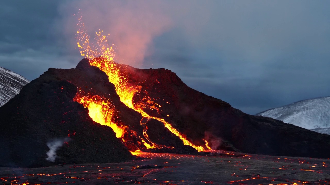 最近喷发的火山，位于冰岛西南部Fagradalsfjall附近的Geldingadalir山谷，Grindavík，晚上熔岩喷出，流动和烟雾。视频素材