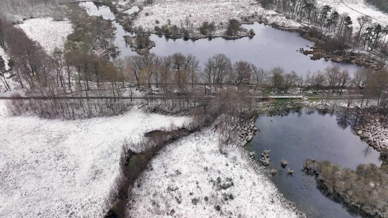 鸟瞰图的自然区域Witte Veen与雪，特温特，Overijssel，荷兰。视频素材