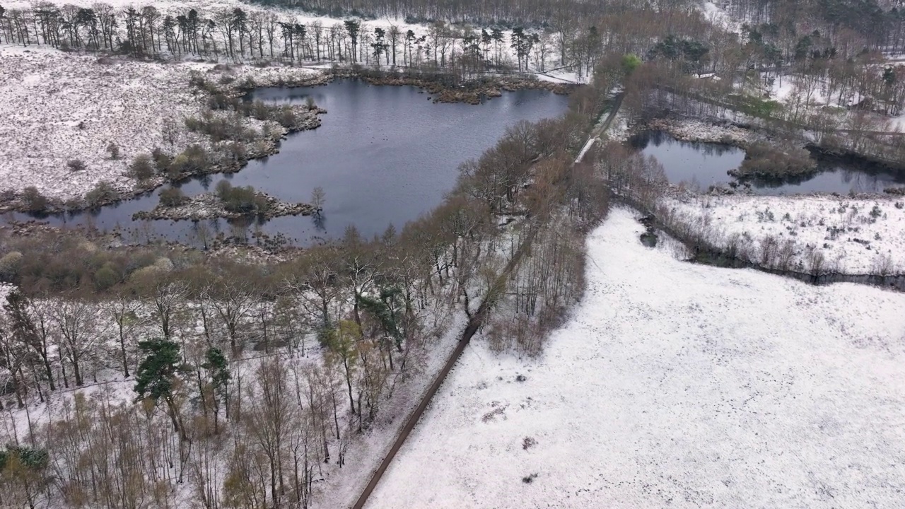 鸟瞰图的自然区域Witte Veen与雪，特温特，Overijssel，荷兰。视频素材