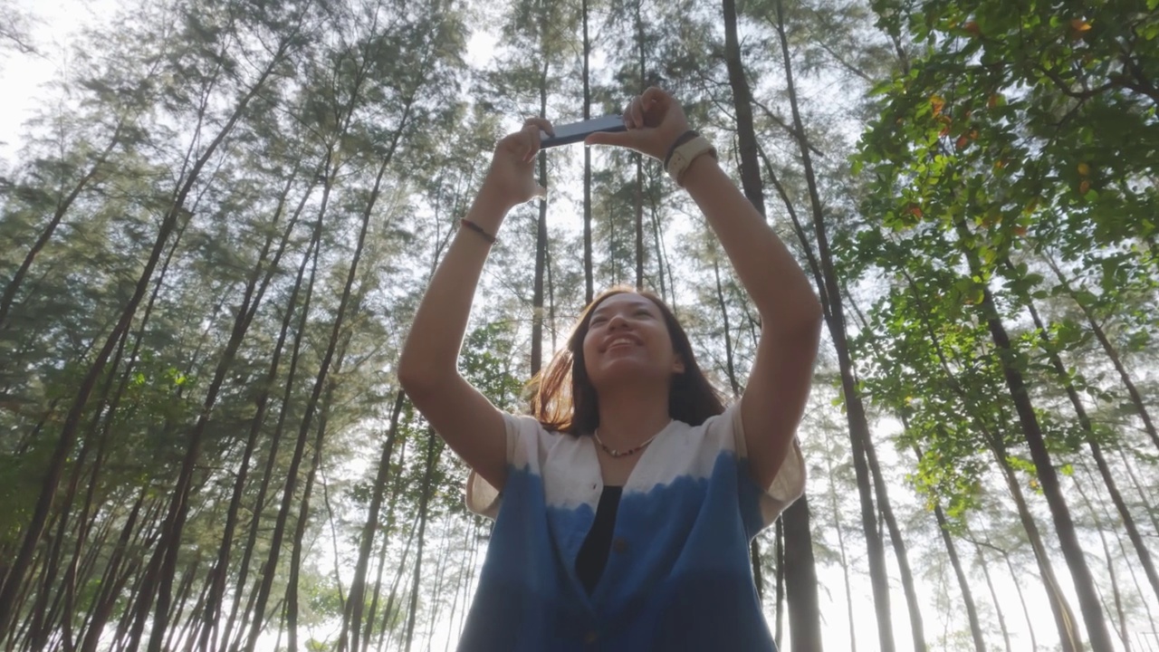 亚洲妇女旅行在松树林线的海滩上的海洋背景。视频素材