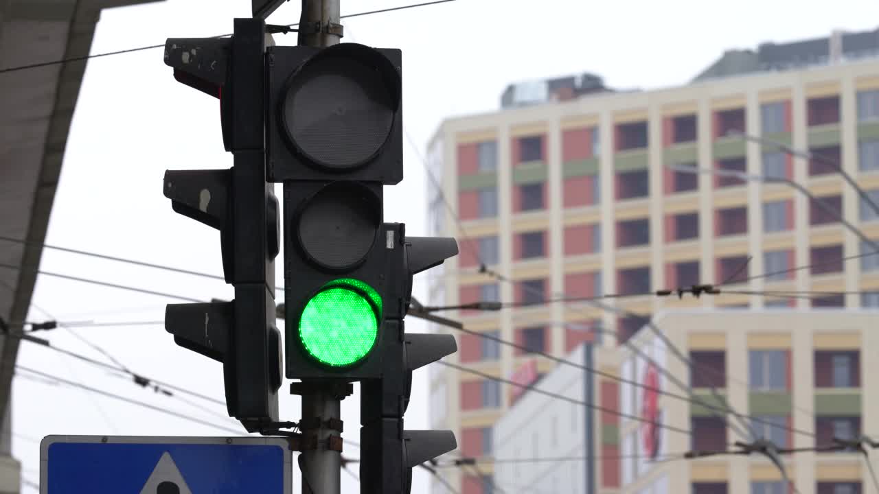 白天路上交通灯的特写视频素材