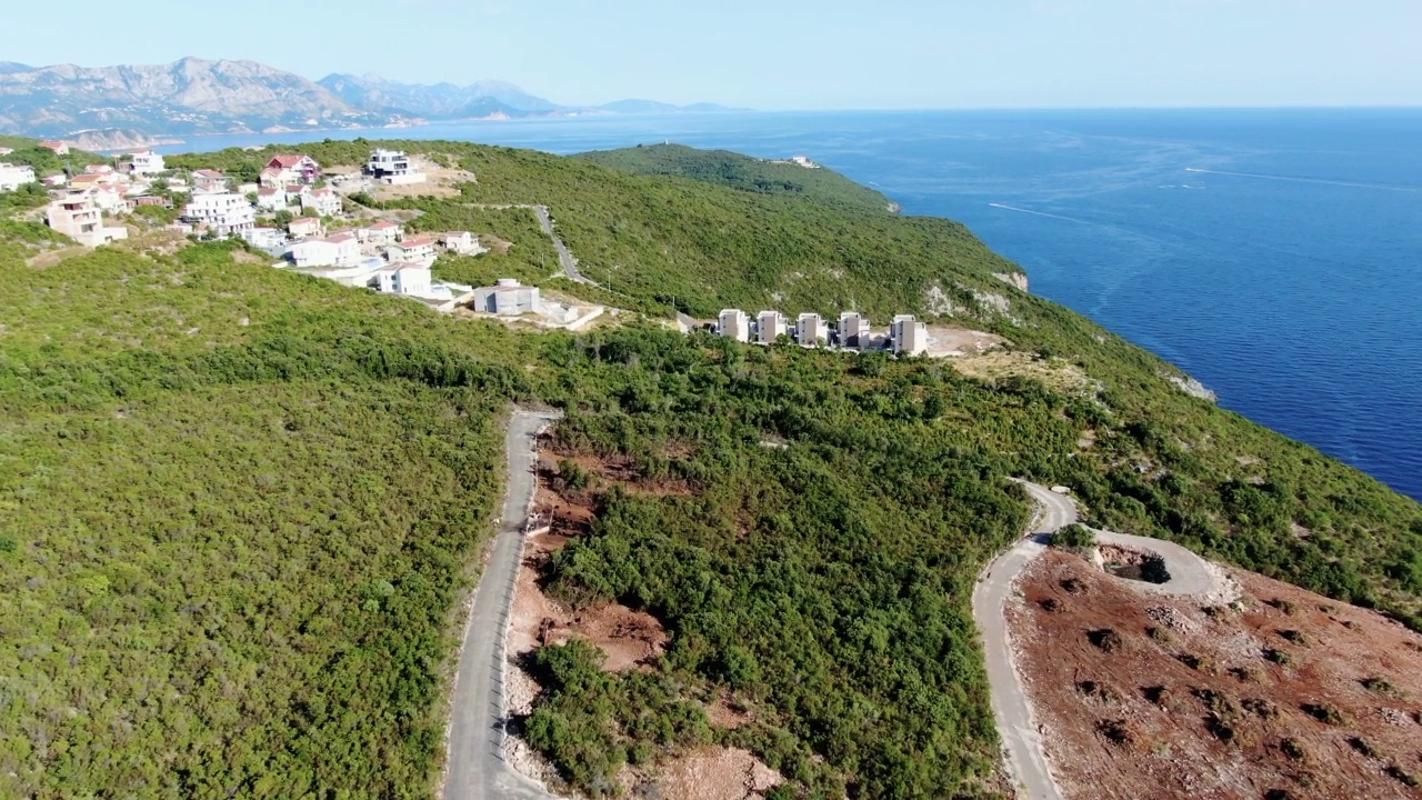 从上面观看黑山的沿海小岛，橄榄树林股票视频视频素材