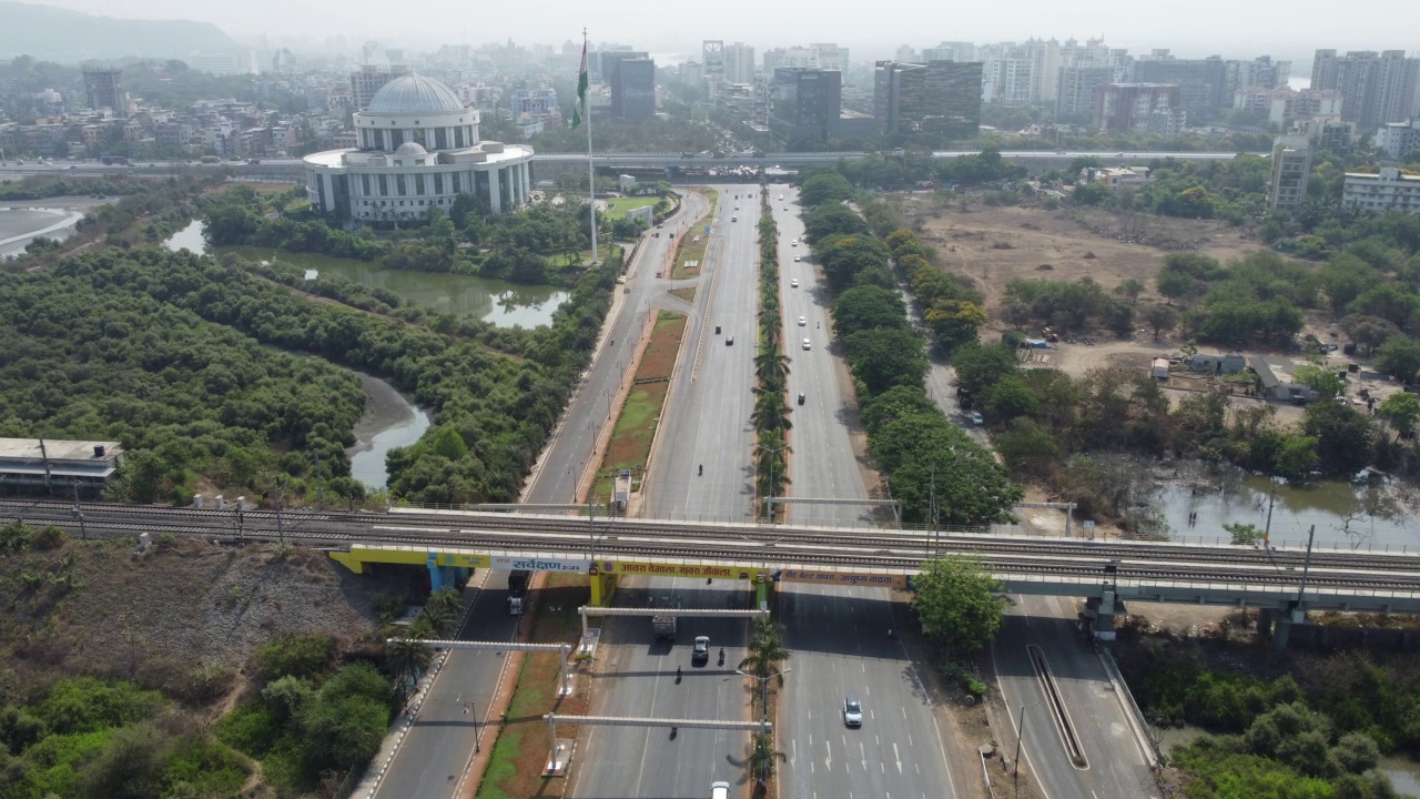 未编辑的视频片段显示新孟买的天际线和新建的多车道高速公路视频素材