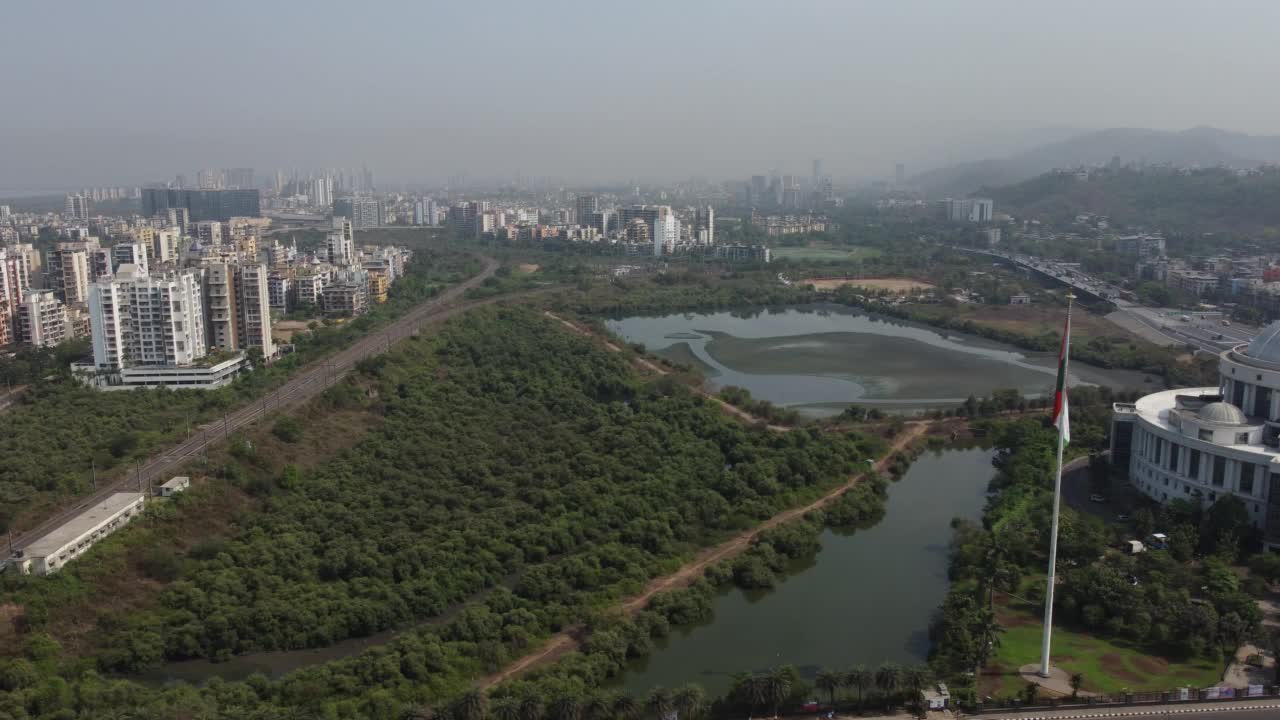 未编辑的视频片段显示新孟买的天际线和新建的多车道高速公路视频素材