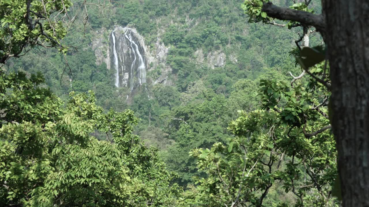 Khlong Lan Waterfall, Kamphaeng Phet省大瀑布，位于完美的森林中间视频素材